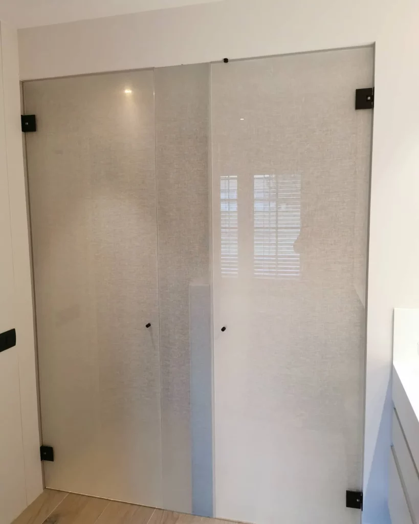 Puerta de cristal batiente a medida en Barcelona